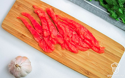 Мелко нарежьте петрушку, чеснок натрите на мелкой терке.