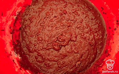 Добавьте к сухим ингредиентам молоко и растопленное сливочное масло. Разбейте в глубокую емкость 2 яйца. Перемешайте тесто миксером до образования однородной массы.