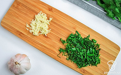 Смешайте в глубокой тарелке желтки, петрушку, майонез и чеснок. Добавьте перец по вкусу.