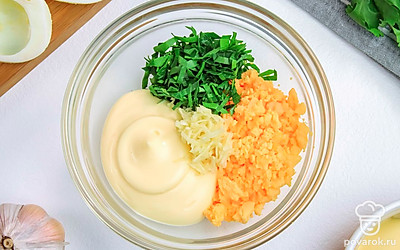 Возьмите полученную смесь и положите в половинки яиц. Сверху на каждое яйцо положите по ломтику семги, свернутому в рулетик.