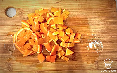 Хорошо помойте мандарин, обдайте его кипятком. Нарежьте на кусочки, обязательно вынув косточки, если они есть.