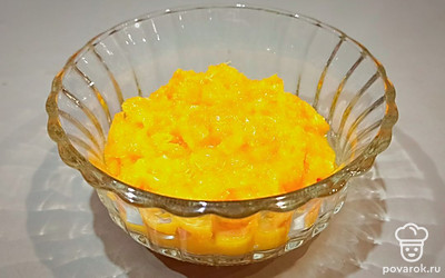 Измельчите мандарин блендером.