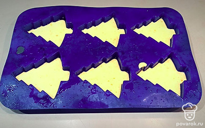 Взбейте яйца с сахаром, добавьте ванилин, подсолнечное масло, измельчённый мандарин, муку и разрыхлитель. Замесите тесто. Разлейте его по формам, примерно на 2/3 от объема формочки, так как кексы хорошо подходят. 