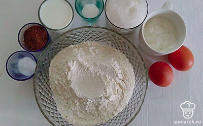 Муку просейте. Форму для запекания смажьте сливочным маслом.