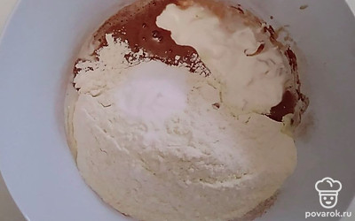 В миске смешайте сахар, ванилин, яйца и какао. Взбейте все с помощью миксера. Затем добавьте сметану, молоко, соду и просеянную муку. Еще раз взбейте миксером до однородности.