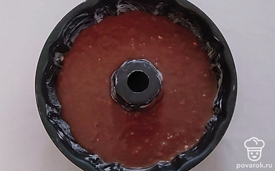 Перелейте тесто в форму для запекания. Поставьте в разогретую до 180 °C духовку и выпекайте 35-40 минут. Готовность кекса проверяйте зубочисткой, она должна выходить из теста сухой.