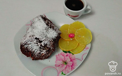 Подавайте шоколадный кекс, замешанный на сметане, в остывшем или теплом состоянии. Перед подачей присыпьте его сахарной пудрой. Также можно украсить кекс взбитыми сливками, кокосовой стружкой, ломтиками бананов, шоколадной или молочной глазурью.