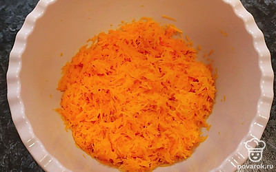Очистите тыкву, натрите на мелкой тёрке.