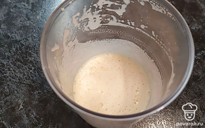 Яйца взбейте до пышной пены с сахаром, добавьте соль и ванилин.