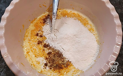 Добавьте сухие ингредиенты: корицу, имбирь, муку. Аккуратно перемешивая лопаткой, введите постепенно муку, примерно тремя частями.