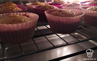 Поставьте в заранее разогретый до 180˚C духовой шкаф на 40 минут.