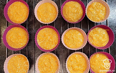 Достаньте готовые кексы из формочек на решётку и полностью остудите.