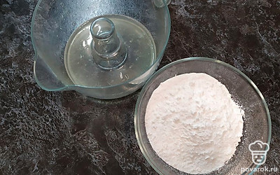 Подготовьте глазурь. В небольшую ёмкость с сахарной пудрой, постепенно процеживая через сито, частями налейте лимонный сок. Перетирая сахар с соком, добейтесь средней густоты.