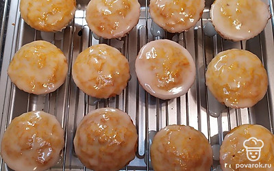 На остывшие кексы глазурь наносите кисточкой, дайте застыть.