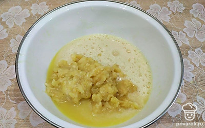 Бананы разомните вилкой в пюре и добавьте к взбитой массе, хорошенько взбейте.