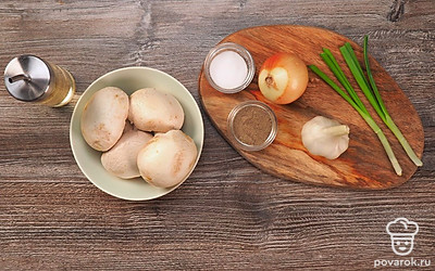 Удобно разложите все ингредиенты. Помойте шампиньоны. Лук и чеснок очистите от шелухи.