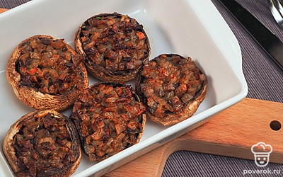 Готовые грибные шляпки посыпьте нарезанным зеленым луком.