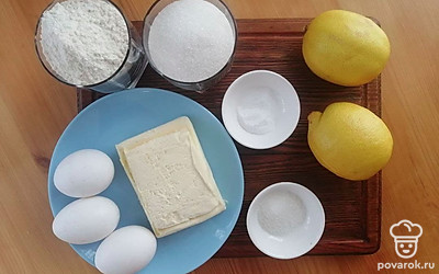 Подготовьте для работы миксер, две небольшие емкости для смешивания ингредиентов, 10–15 бумажных или силиконовых формочек для выпекания кексов. Если Вы не уверены в источнике куриных яиц, перед использованием их рекомендуется промыть в теплой воде с мылом, а затем ополоснуть в проточной воде.