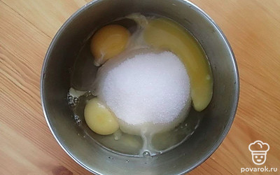 Взбейте яйца вместе с обычным и ванильным сахаром в однородную пышную массу. Она должна хорошо увеличиться в объеме и побелеть.