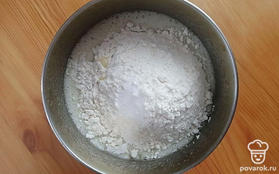 Смешайте вместе разрыхлитель, муку и соль. Перемешайте. Просейте полученную смесь через сито в емкость с яичной массой. Еще раз тщательно перемешайте.