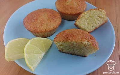 При подаче блюда к столу готовые кексы можно посыпать сахарной пудрой. Это сделает их более сладкими, и создаст образ заснеженного холмика. На верхушки кексов можно положить по листику мяты, а на ободок блюда, на котором будут поданы кексы, выложить дольки лимонов и апельсинов. Мята придаст композиции свежесть, а апельсины и лимоны будут отличным дополнением к чаю. Приятного аппетита!