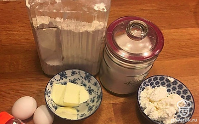 Подготовьте все ингредиенты. Яйца и масло должны быть комнатной температуры. Если вдруг не успели заранее вытащить масло, разогрейте его в течение 20 секунд в микроволновке. Оно должно быть мягким, но не жидким.