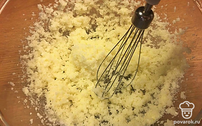 В большой миске смешайте сахар и масло до получения однородной массы. 