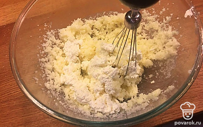 Добавьте творог. Размешайте до однородности.