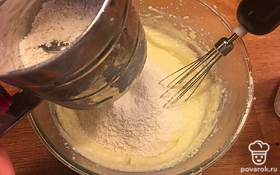 Просейте в миску муку и разрыхлитель. Размешайте.