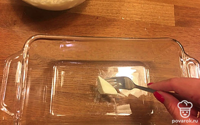 Смажьте форму кусочком сливочного масла.