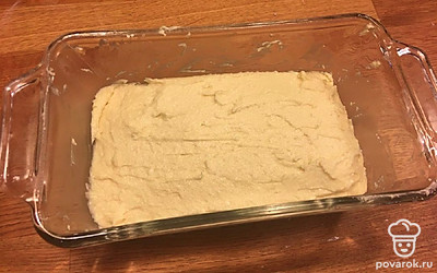 Переложите в форму творожную массу и при помощи лопатки разровняйте поверхность будущего кекса. Выпекайте в предварительно разогретой духовке 80 минут при температуре 170 градусов.