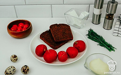 Помойте овощи и зелень. Отварите перепелиные яйца.