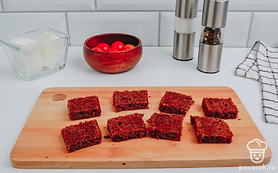 Нарежьте ржаной хлеб и срежьте корочку с трех сторон.