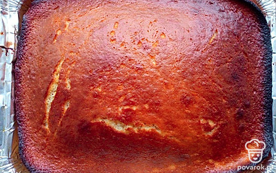 Яйца взбейте с сахаром и ванилином. Влейте кефир, растопленное масло и перемешайте. Всыпьте муку, смешанную с разрыхлителем. Замесите жидкое тесто. Полученную массу выложите в смазанную маслом форму и разровняйте. Поместите в нагретую духовку. Выпекайте около 50 минут. В конце посыпьте сахарной пудрой.