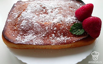 Готовый кекс выложите на тарелку и украсьте клубникой.