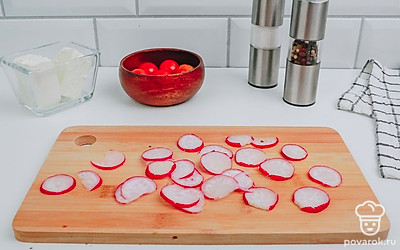 Нарежьте тонкими кольцами редис.