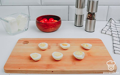 Очистите и разрежьте пополам перепелиные яйца.
