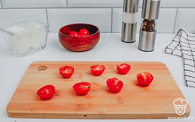 Разрежьте пополам помидоры черри.