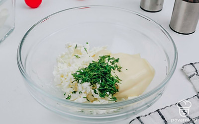 Смешайте в миске майонез, укроп и творожный сыр.