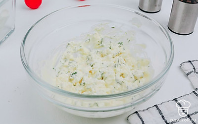 Перемешайте все ингредиенты для соуса.