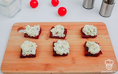 Намажьте соусом ржаной хлеб.