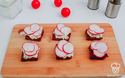 Сверху положите колечки редиса.