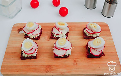 Выложите сверху половинки перепелиных яиц.