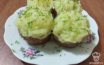 Подайте готовые мясные кексы на блюде. Картофельные шапочки украсьте ломтиками огурцов, маслинами, зернами граната или клюквы. Для колорита добавьте зелень петрушки или укропа.