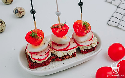 Выложите несколько готовых канапе на одну тарелку. Сверху посыпьте их зеленью. Положите рядом свежие овощи.