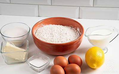 Выложите все ингредиенты на рабочую поверхность. Просейте муку и размягчите сливочное масло. Разогрейте духовку до 180 градусов.