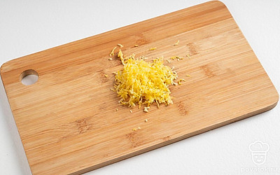 На мелкой терке цедру лимона.