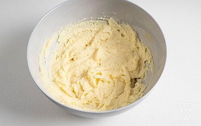 В подходящей емкости взбейте сливочное масло с сахаром.