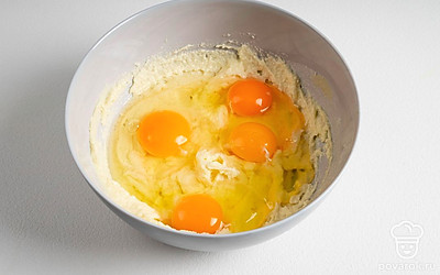 Добавьте яйца и взбейте еще раз.