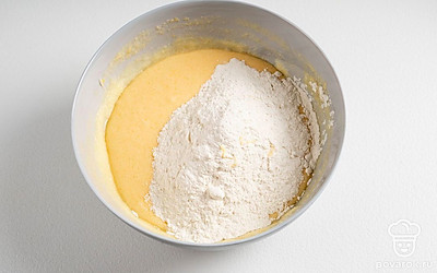 Добавьте муку, молоко и разрыхлитель. Замесите тесто.